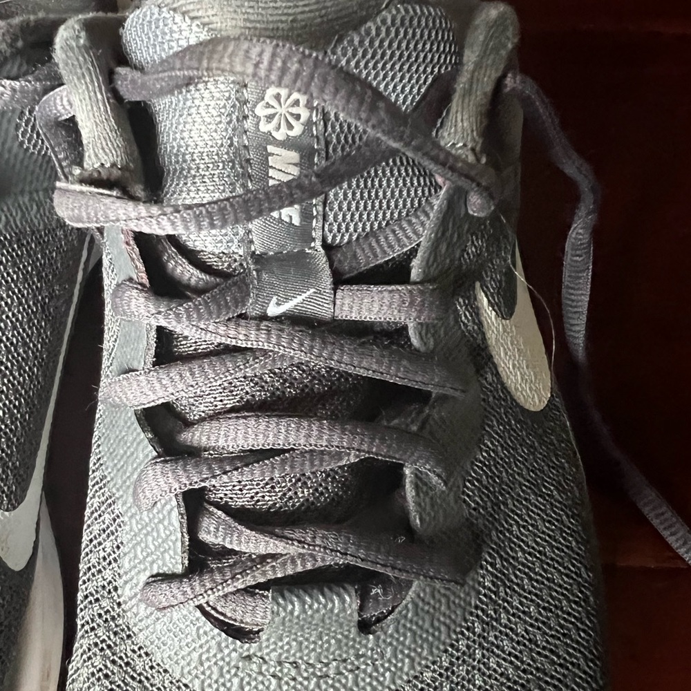Nike revolution boys sneakers gray and white size 6 - Picture 9 of 10